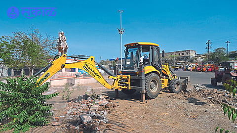 JCB while removing excess encroachment around the Maharana Pratap Singh statue in the bus stand area.

