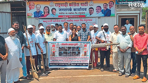 Taloda: Vice Chairman Hitendra Kshatriya, Ex-Corporator Anita Pardeshi, City President Yogesh Marathe, Sandeep Pardeshi, Kunal Padvi, Chandu Bhoi, Arif Sheikh Nura, Yakub Pinjari, Sanjay Rane during the inauguration of the cleanliness ambassadors.