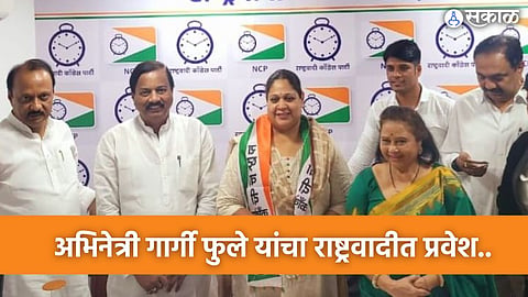 nilu phule daughter gargi phule join ncp  party in the presence of ajit pawar jayant patil sharad pawar