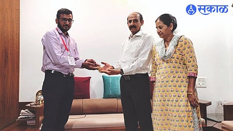 Seven tola gold chain found while repairing washing machine Adv. Tushar Suryavanshi giving back to Vasantrao Toravane
