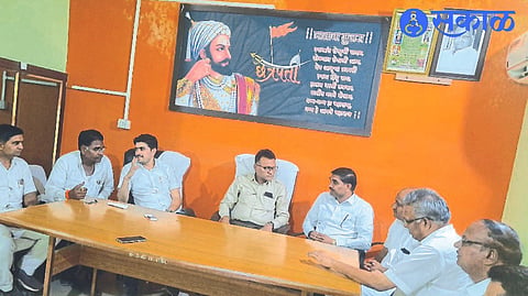 Chairman and representative of Raver, Yaval, Chopra, Bodwad market committee while discussing  measures taken in  market committee regarding the fall in banana price.
