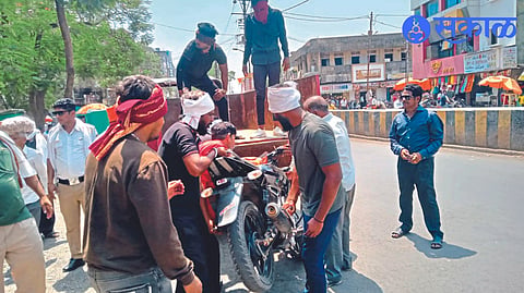 Encroachment Clearance Department personnel lifting a two-wheeler from Nehru Chowk to Ghanekar Chowk road
