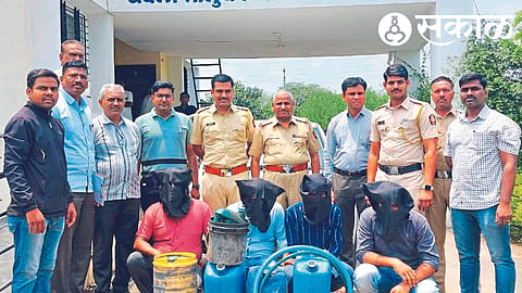 Officers of Yevla Taluka Police Station along with diesel thieves
