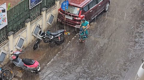 अचानक पावसाच्या जोरदार सरी कोसळू लागल्या