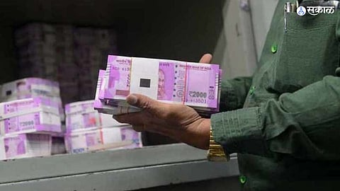 Attempt to exchange counterfeit 2000 notes in bank accused arrested crime police mumbai 