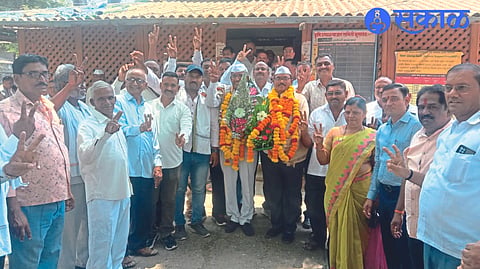 Activists felicitating the newly elected Speaker and Deputy Speaker.
