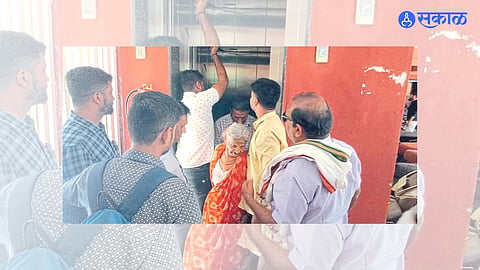 Dhule: After the electricity supply was cut off in the municipal corporation, an elderly woman and others stuck in the lift were pulled out with the help of journalists and others