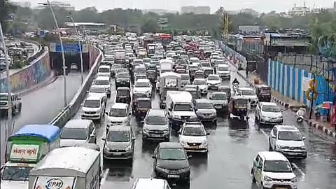 Traffic jam on Western Expressway due to heavy rain traffic slowed Mumbai Rain Update  