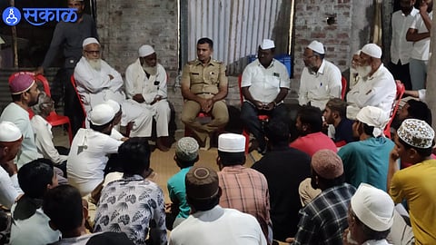 Jaykheda: While discussing with the Muslim brothers, Police Inspector Purushottam Shirasath, Deputy Sarpanch Sanjay More and Muslim brothers.