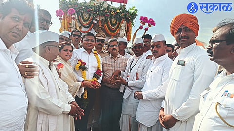 District Collector Siddharam Salimath, Chief Executive Officer of Zilla Parishad Yerekar, Head of Palkhi Ceremony Narayan Muthal welcoming the Dindi ceremony.

