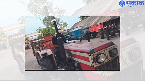 Shindkheda: The tractor was stolen by the driver from the Tehsil office premises.