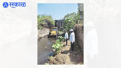 Ongoing drain cleaning in Chirantan Hospital area of ​​Devpur area.
