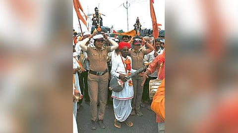 ashadi wari 2023 police warkari pandharpur jejuri culture maharashtra