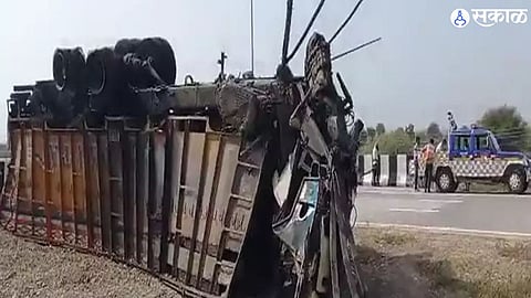 समृद्धी महामार्गावर अपघातांची मालिका थांबेना! दोन मार्गिकेच्या मध्ये ट्रक पडून पेटला; चालकासह क्लीनरचा होरपळून मृत्यू 