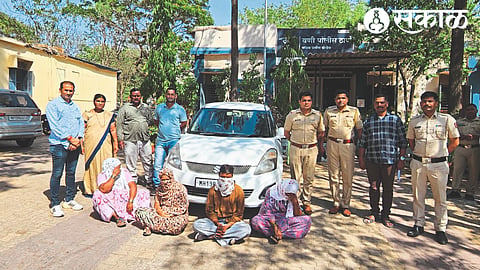वणी पोलिसांची साध्या वेषात पाळत ठेवत कारवाई

Assistant Police Inspector Nilesh Bodkhe and the team arrested the suspects who stole pockets and jewelery while boarding the bus at the bus stand and took action.