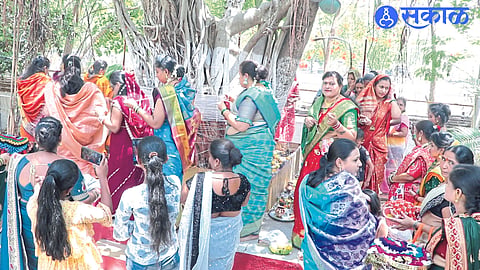 Women worshiping a banyan tree at Chimukleram temple.