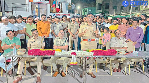 Nandurbar: While guiding the Mohalla Committee meeting, District Superintendent of Police P. R. Patil. Neighbor Additional Superintendent of Police Nilesh Tambe, Sub Divisional Police Officer Sanjay Mahajan, City Police Inspector Ravindra Kalamkar, Pappu Qureshi and members of the Mohalla Committee were present.