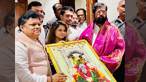 singer kartiki gaikwad meet cm eknath shinde at thane anand ashram 