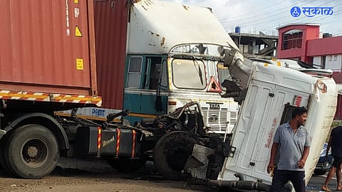Accident News : पुणे-सातारा महामार्गावर दोन कंटेनर ,दोन बसचा अपघात; दोन ठार, आठ जखमी 