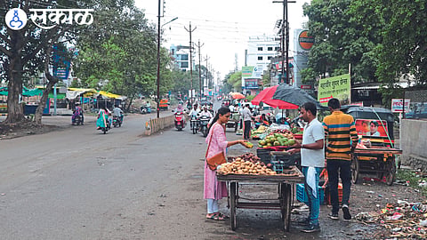 Encroachment of vegetable vendors on Ganesh Colony road
