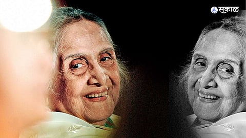 veteran actress sulochana latkar worship some coins money given by a beggar