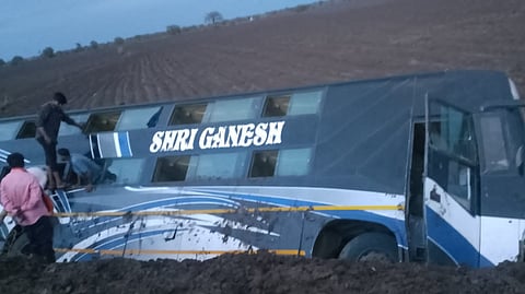 accident update Luxury bus overturned 26 passengers injured 10 seriously injured police hospital akola pune