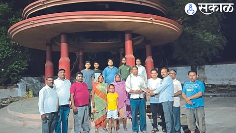 Officials of Sankalp Nirman Foundation honoring Dhiresh Valvi with his family who performed the last rites at the cemetery.
