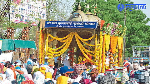 Sant Muktai palkhi headed for Pandharpur for Ashadhi Wari.