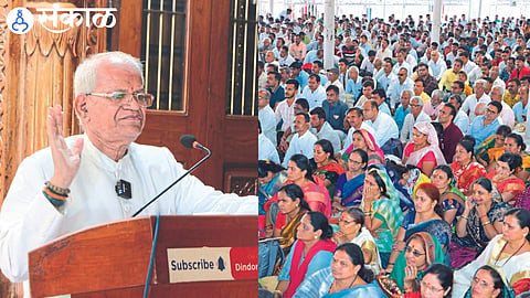 Gurumauli Annasaheb More guiding the devotees at Swami Samarth Seva Marg Pradhan Kendra and Servants present