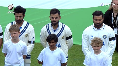 भारतापाठोपाठ ऑस्ट्रेलियाच्या खेळाडूंनीही बांधल्या काळ्या फिती
India and Australia Players Wear Black Armbands To Pay Respect To Victims Of Odisha Train Accident ind vs aus WTC Final 2023 cricket news in marathi kgm00 