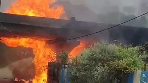 mumbai-pune expressway tanker accident 4 died 3 injured traffic update devendra Fadnavis  