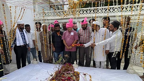Prakash Ambedkar visit to Aurangzeb tomb in Khuldabad says Aurangzeb rule of 50 years cannot be erased  
