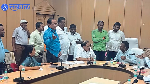 Managing Director of Mahanirti Dr. P. MLA Eknath Khadse raising the issue of ash pollution at Anbalgan.
