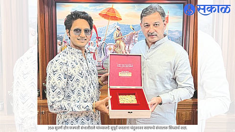 Siddharth Shah, director of Chandukaka Saraf, while handing over 350 gold coins to Chhatrapati Sambhaji Raje.