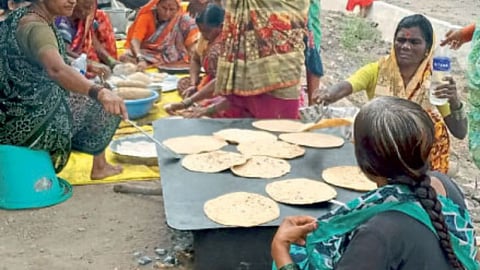 ashadi wari 2023 wari 95 year old lady provide food to warkari sant dyaneshwar maharaj vitthal rukmini temple pandharpur
