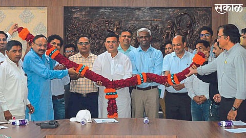 Dondai: BJP office bearers felicitating Neeraj Verma, MLA Jayakumar Rawal and colleagues in the railway question meeting.