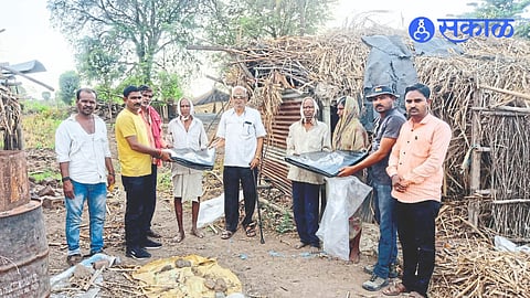 Damu Kapse, Praveen Borse Vishnu Jadhav, Vishal Patil etc. while helping the Borse families with small land holdings.