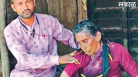 Ambevadgaon (Pachora): Gajanan Kshirsagar of Manusaki Group with old woman.
