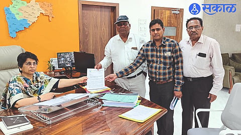 Tribal servants Ravindra Talpe, Eknath Bhoye, Hemant Chaudhary etc. while giving a statement to Tribal Commissioner Nayana Gunde.