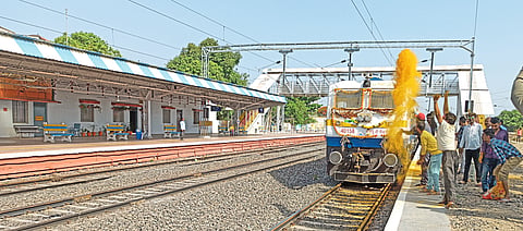 पुणे-मिरज रेल्वेगाडीचे 
जेजुरीत भंडारा उधळून स्वागत