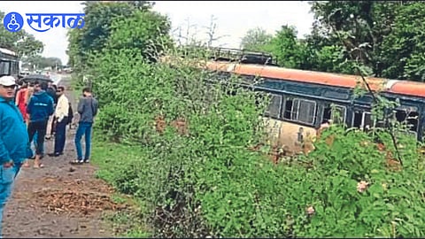 The Pune-Lasalgaon bus landed in the ditch on the side of the road.
