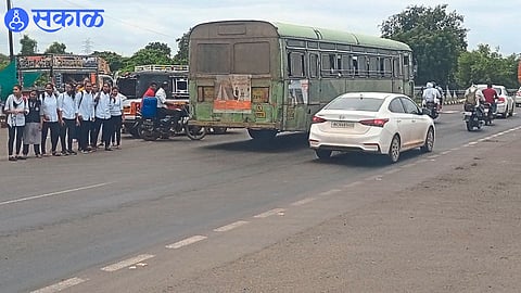A bus that goes to the government's door without taking the students
