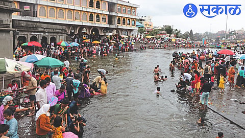 Adhik Maas 2023: भाविकांमध्ये दर्शनासाठी उत्साह! दुसऱ्या दिवशीही स्नानासाठी भाविकांची गर्दी, मंदिरे फुलली