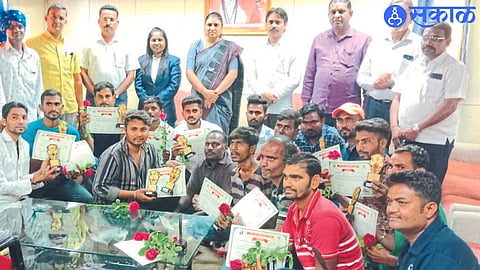 Mayor, Deputy Mayor, Commissioner etc. along with felicitated employees.
