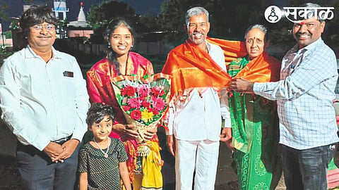Dr. Arogya Ratna while felicitating Uma Kotme and her parents who were selected as Police Sub-Inspector of Kotamgaon. Suresh Kamble, former Speaker Praveen Gaikwad.