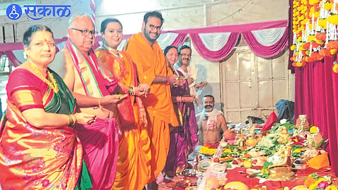 A couple worshiping Maharudra Swahakara on the occasion of more Sravana.
