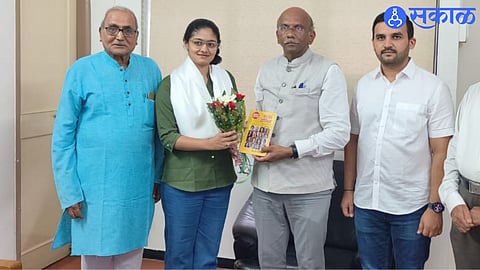While congratulating Isha Khairnar, Adv. Nitin Thackeray along with other office bearers.
