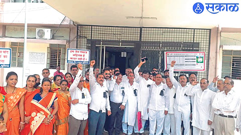 Jain community members protesting against the killing of Jain Muni at the collector's office.
