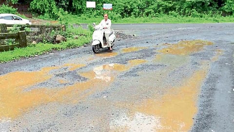 Chiplun News : चिपळूण-पोफळी रसत्याचे वास्तव; साडेतीन कोटी खर्च करूनही रस्त्यावर खड्डेच