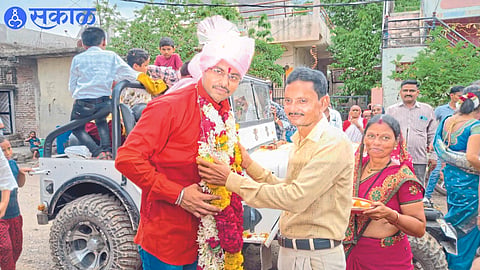 Sharad Mali felicitating Sub Inspector of Police Deepak Mali
